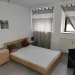 Halle, -preise, Große 79 Qm Sd Fewo, Eg, Wahlweise Mit 1- 3 Dz, Inklusiv Tv Lounge, Küche, Bad Wc Einfach Und Gut, Langzeitmieter Vb Preise Apartment