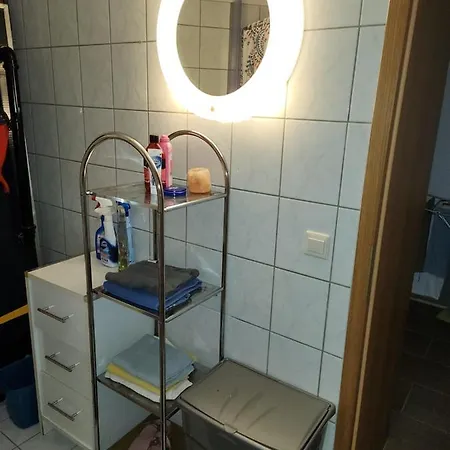 Lägenhet Halle, -preise, Grosse 79 Qm Sd Fewo, Eg, Wahlweise Mit 1- 3 Dz, Inklusiv Tv Lounge, Kueche, Bad Wc Einfach Und Gut, Langzeitmieter Vb Preise *