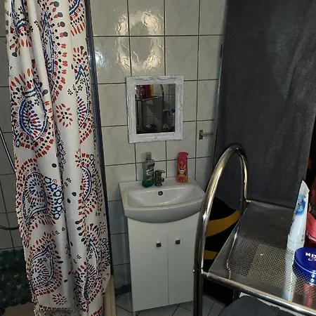 Lägenhet Halle, -preise, Grosse 79 Qm Sd Fewo, Eg, Wahlweise Mit 1- 3 Dz, Inklusiv Tv Lounge, Kueche, Bad Wc Einfach Und Gut, Langzeitmieter Vb Preise