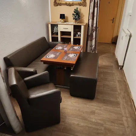 Halle, -preise, Grosse 79 Qm Sd Fewo, Eg, Wahlweise Mit 1- 3 Dz, Inklusiv Tv Lounge, Kueche, Bad Wc Einfach Und Gut, Langzeitmieter Vb Preise Lägenhet