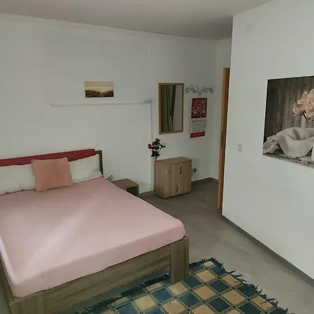 Halle, -preise, Grosse 79 Qm Sd Fewo, Eg, Wahlweise Mit 1- 3 Dz, Inklusiv Tv Lounge, Kueche, Bad Wc Einfach Und Gut, Langzeitmieter Vb Preise Halle (Saale)