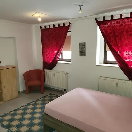 Apartmán Halle, -preise, Grosse 79 Qm Sd Fewo, Eg, Wahlweise Mit 1- 3 Dz, Inklusiv Tv Lounge, Kueche, Bad Wc Einfach Und Gut, Langzeitmieter Vb Preise