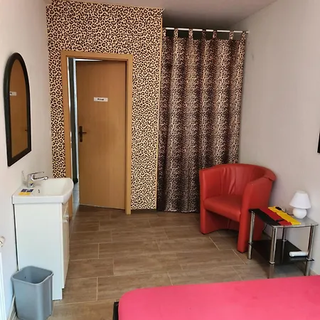 Lägenhet Halle, -preise, Grosse 79 Qm Sd Fewo, Eg, Wahlweise Mit 1- 3 Dz, Inklusiv Tv Lounge, Kueche, Bad Wc Einfach Und Gut, Langzeitmieter Vb Preise *