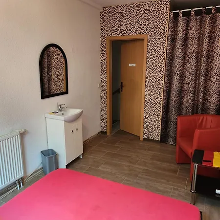 Halle, -preise, Grosse 79 Qm Sd Fewo, Eg, Wahlweise Mit 1- 3 Dz, Tv Lounge, Kueche, Bad Wc Einfach Und Gut, Langzeitmieter Vb Preise *