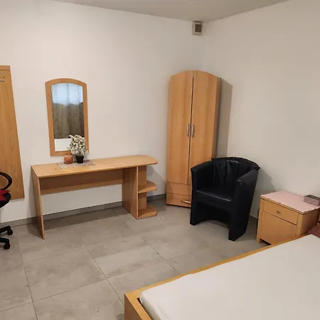 Halle, -preise, Grosse 79 Qm Sd Fewo, Eg, Wahlweise Mit 1- 3 Dz, Inklusiv Tv Lounge, Kueche, Bad Wc Einfach Und Gut, Langzeitmieter Vb Preise Apartmán Halle (Saale)