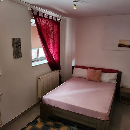 Halle, -preise, Grosse 79 Qm Sd Fewo, Eg, Wahlweise Mit 1- 3 Dz, Inklusiv Tv Lounge, Kueche, Bad Wc Einfach Und Gut, Langzeitmieter Vb Preise Apartament