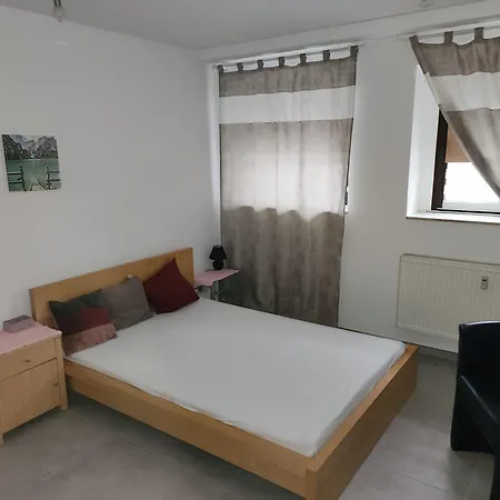 Halle, -preise, Grosse 79 Qm Sd Fewo, Eg, Wahlweise Mit 1- 3 Dz, Inklusiv Tv Lounge, Kueche, Bad Wc Einfach Und Gut, Langzeitmieter Vb Preise Apartmán