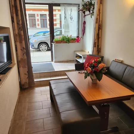 Apartmán Halle, -preise, Grosse 79 Qm Sd Fewo, Eg, Wahlweise Mit 1- 3 Dz, Inklusiv Tv Lounge, Kueche, Bad Wc Einfach Und Gut, Langzeitmieter Vb Preise