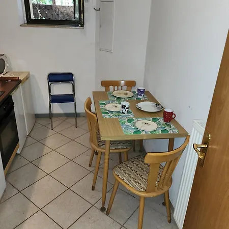 Apartmán Halle, -preise, Grosse 79 Qm Sd Fewo, Eg, Wahlweise Mit 1- 3 Dz, Inklusiv Tv Lounge, Kueche, Bad Wc Einfach Und Gut, Langzeitmieter Vb Preise *
