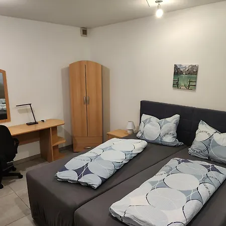 Halle, -preise, Grosse 79 Qm Sd Fewo, Eg, Wahlweise Mit 1- 3 Dz, Inklusiv Tv Lounge, Kueche, Bad Wc Einfach Und Gut, Langzeitmieter Vb Preise 公寓 *