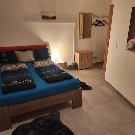 Halle, -preise, Grosse 79 Qm Sd Fewo, Eg, Wahlweise Mit 1- 3 Dz, Inklusiv Tv Lounge, Kueche, Bad Wc Einfach Und Gut, Langzeitmieter Vb Preise Apartmán *