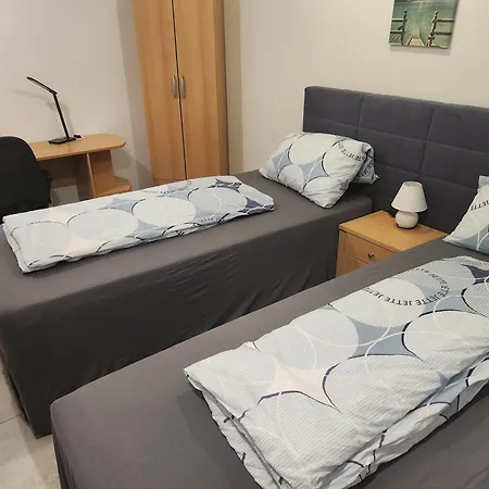 Halle, -preise, Grosse 79 Qm Sd Fewo, Eg, Wahlweise Mit 1- 3 Dz, Inklusiv Tv Lounge, Kueche, Bad Wc Einfach Und Gut, Langzeitmieter Vb Preise *