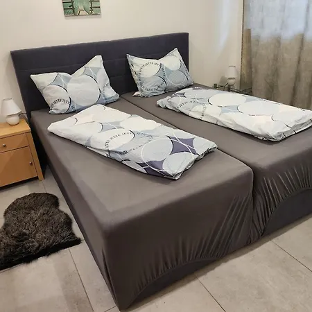 Apartament Halle, -preise, Grosse 79 Qm Sd Fewo, Eg, Wahlweise Mit 1- 3 Dz, Inklusiv Tv Lounge, Kueche, Bad Wc Einfach Und Gut, Langzeitmieter Vb Preise