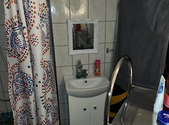 アパート Halle, -preise, Grosse 79 Qm Sd Fewo, Eg, Wahlweise Mit 1- 3 Dz, Inklusiv Tv Lounge, Kueche, Bad Wc Einfach Und Gut, Langzeitmieter Vb Preise