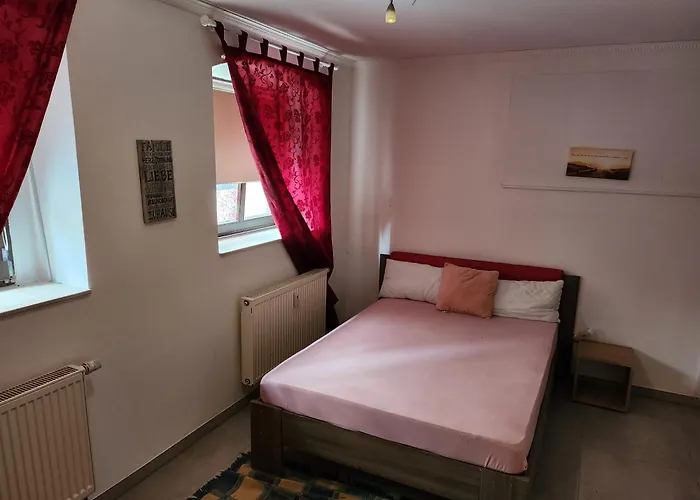 Halle, -preise, Grosse 79 Qm Sd Fewo, Eg, Wahlweise Mit 1- 3 Dz, Inklusiv Tv Lounge, Kueche, Bad Wc Einfach Und Gut, Langzeitmieter Vb Preise Διαμέρισμα