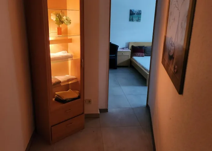 Halle, -preise, Grosse 79 Qm Sd Fewo, Eg, Wahlweise Mit 1- 3 Dz, Inklusiv Tv Lounge, Kueche, Bad Wc Einfach Und Gut, Langzeitmieter Vb Preise Διαμέρισμα Halle (Saale)