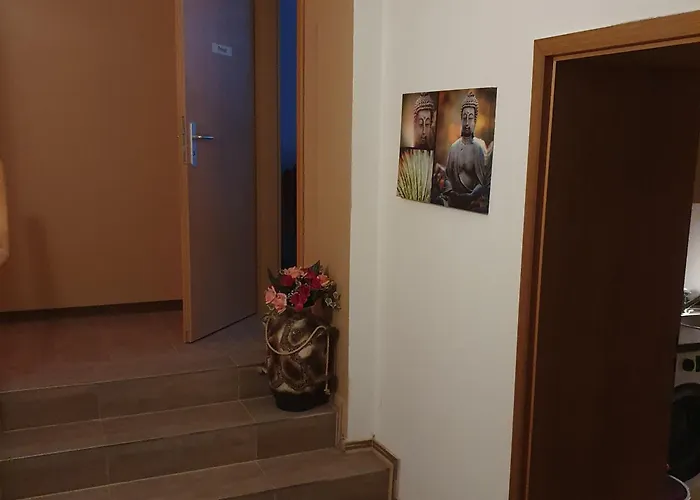 Διαμέρισμα Halle, -preise, Grosse 79 Qm Sd Fewo, Eg, Wahlweise Mit 1- 3 Dz, Inklusiv Tv Lounge, Kueche, Bad Wc Einfach Und Gut, Langzeitmieter Vb Preise