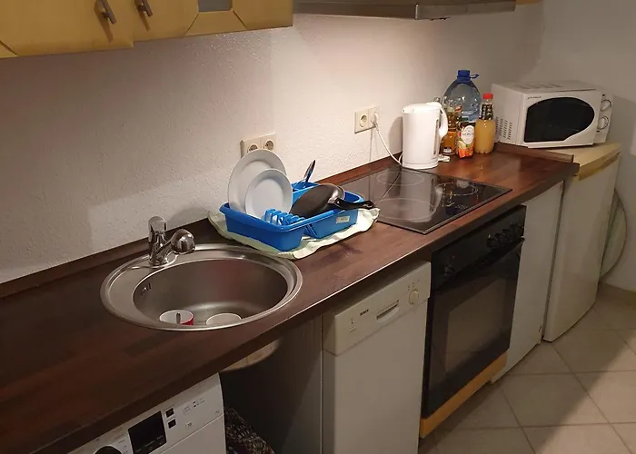 Halle, -preise, Grosse 79 Qm Sd Fewo, Eg, Wahlweise Mit 1- 3 Dz, Inklusiv Tv Lounge, Kueche, Bad Wc Einfach Und Gut, Langzeitmieter Vb Preise