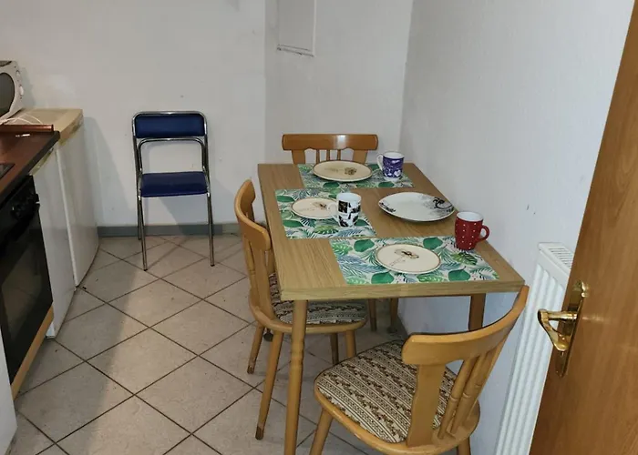 アパート Halle, -preise, Grosse 79 Qm Sd Fewo, Eg, Wahlweise Mit 1- 3 Dz, Inklusiv Tv Lounge, Kueche, Bad Wc Einfach Und Gut, Langzeitmieter Vb Preise *