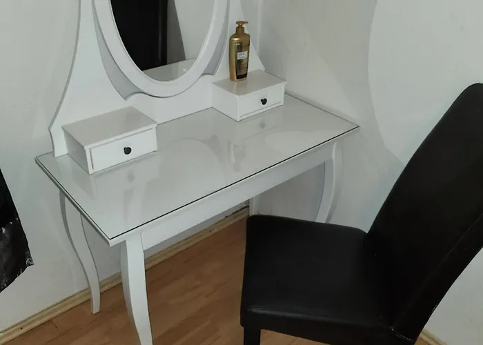 Halle, -preise, Grosse 79 Qm Sd Fewo, Eg, Wahlweise Mit 1- 3 Dz, Inklusiv Tv Lounge, Kueche, Bad Wc Einfach Und Gut, Langzeitmieter Vb Preise Διαμέρισμα *