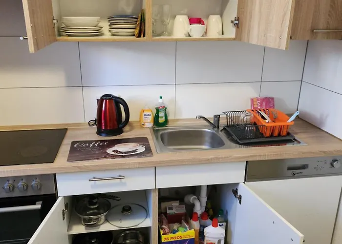 Διαμέρισμα Halle, -preise, Grosse 79 Qm Sd Fewo, Eg, Wahlweise Mit 1- 3 Dz, Inklusiv Tv Lounge, Kueche, Bad Wc Einfach Und Gut, Langzeitmieter Vb Preise *